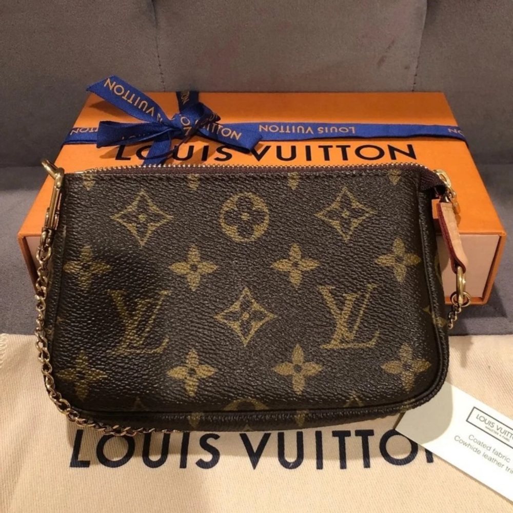 ⭐SOLD⭐ Louis Vuitton Monogram Mini Pochette